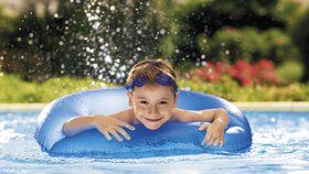 Přípravky bazénové chemie, které jsou registrovány ministerstvem zdravotnictví ČR, vyčistí vodu tak, že se v ní mohou bez problémů koupat i nejmenší děti.
