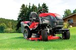 Luxusní zahradní traktor XHXY 240 s dvouválcovým americkým motorem Briggs & Stratton má obdivuhodný výkon 13,1 kW.