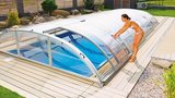 Chcete bazénovou vodu schovat pod střechu? Posuvné zastřešení nebo lamely jsou tou pravou volbou!