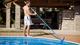 Pomocí 45 cm dlouhého kartáče zbavíte stěny i dno bazénu usazených nečistot. Práci usnadní teleskopická tyč, se kterou se dostanete do všech koutů bazénu.