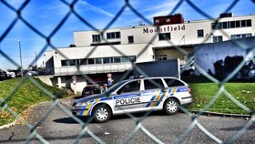 Policejní vozy u centrály Mountfieldu.