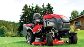 Luxusní zahradní traktor XHXY 240 s dvouválcovým americkým motorem Briggs & Stratton má obdivuhodný výkon 13,1 kW.