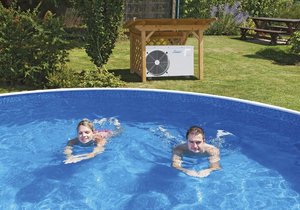 Tepelné čerpadlo z okolního vzduchu aktivně získává energii, kterou přeměňuje na teplo. Do bazénové vody je schopno předat víc než 80 % tepla, které je zadarmo.
