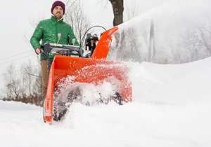 Úklid sněhu z cest nemusí být dřina, když si vyberete správného pomocníka. Na fotografii model Ariens Compact 24 E.