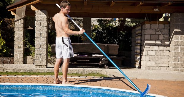 Pomocí 45 cm dlouhého kartáče zbavíte stěny i dno bazénu usazených nečistot. Práci usnadní teleskopická tyč, se kterou se dostanete do všech koutů bazénu.