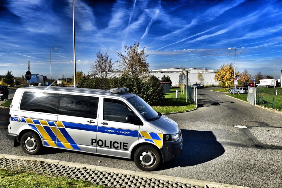 Policejní vozy u centrály Mountfieldu.