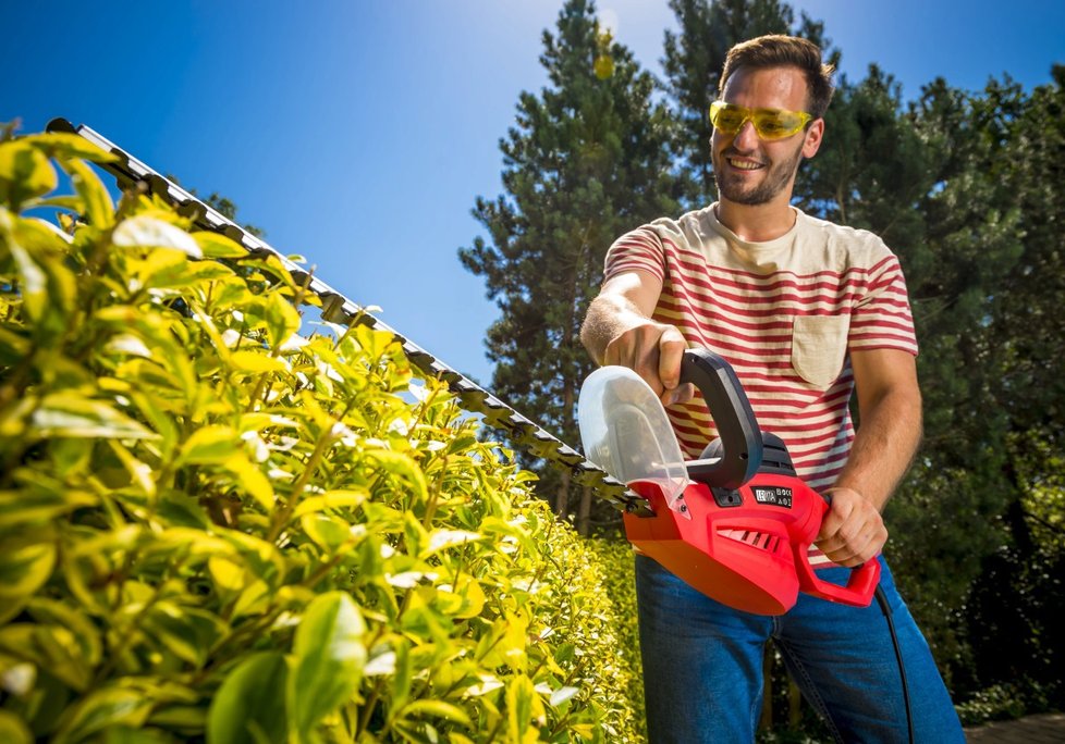 Elektrické plotové nůžky LEVITA HT 600 zaujmou praktickou otočnou rukojetí. Delší střižná lišta o délce 51 cm je předurčuje k údržbě větších ploch.