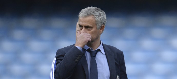 Trenér Chelsea José Mourinho zažívá se svým týmem nevídanou krizi