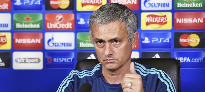 Trenér Chelsea José Mourinho má stále důvěru vedení