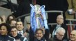 Kouč Chelsea José Mourinho zvedá nad hlavu pohár