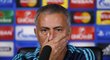 José Mourinho na tiskové konferenci Chelsea.