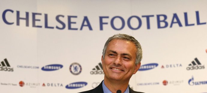 Portugalský trenér José Mourinho byl na pondělní tiskové konferenci oficiálně představen jako nový manažer londýnské Chelsea.