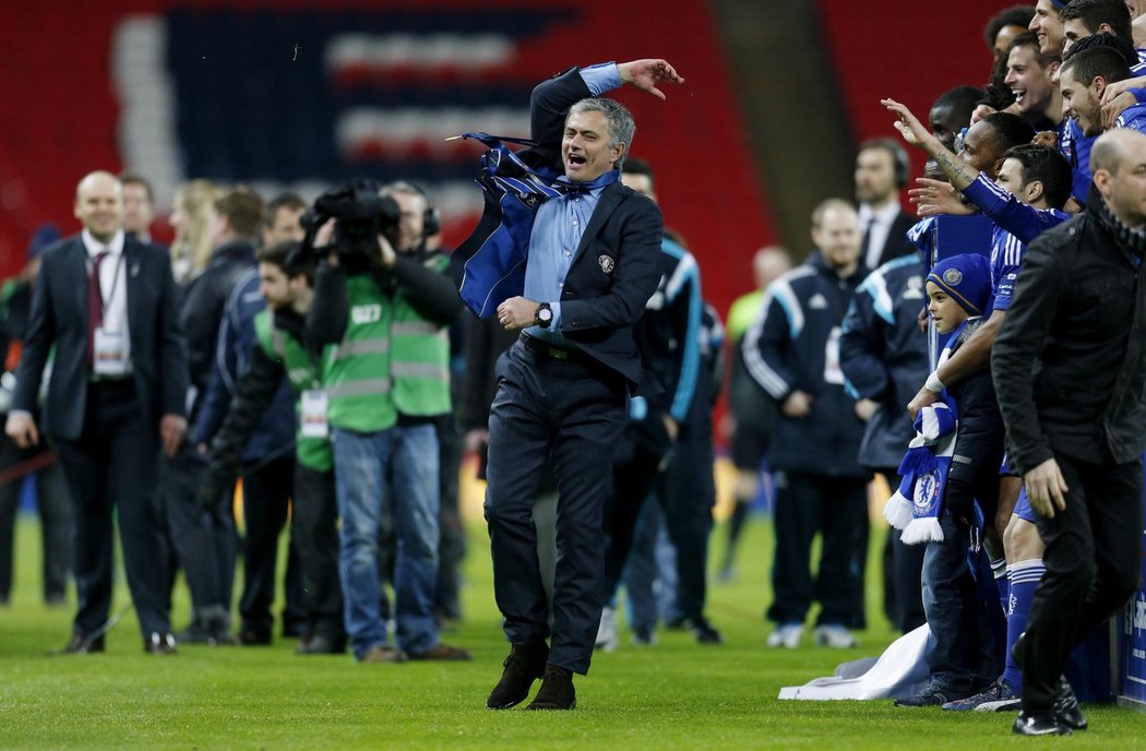 Trenér Chelsea José Mourinho si vychutnával zisk Ligového poháru plnými doušky