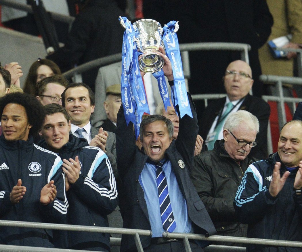Kouč Chelsea José Mourinho zvedá nad hlavu pohár