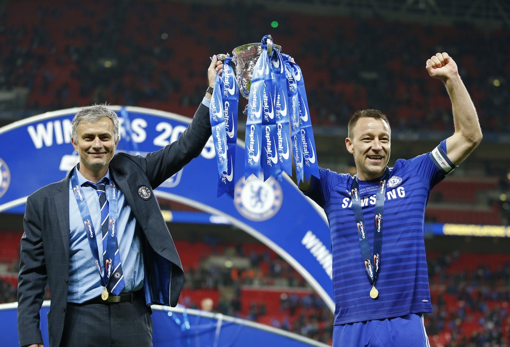 José Mourinho a kapitán Chelsea José Mourinho s Ligovým pohárem
