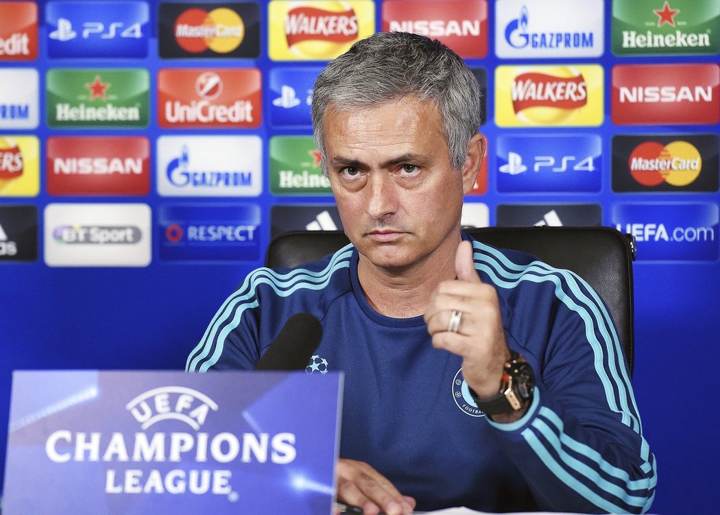 Trenér Chelsea José Mourinho má stále důvěru vedení