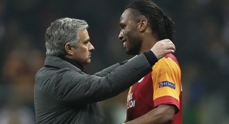 Mourinho objal Drogbu a šel do kabiny Galatasaraye: Máte můj respekt