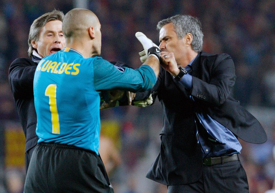 Victor Valdés se s Mourinhem nepáral. Ale Portugalci to bylo jedno, vysmekl se a slavil dál.