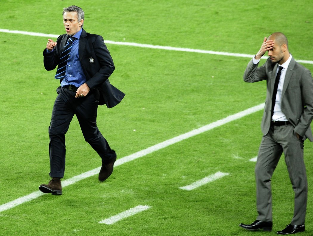 Zatímco Mourinho běží slavit, Pep Guardiola se drbě na hlavě. Jeho Barcelona vypadla.