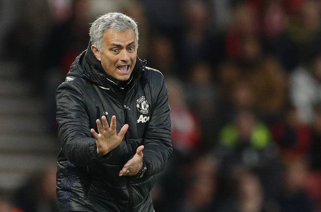 Trenér Manchesteru United José Mourinho během zápasu