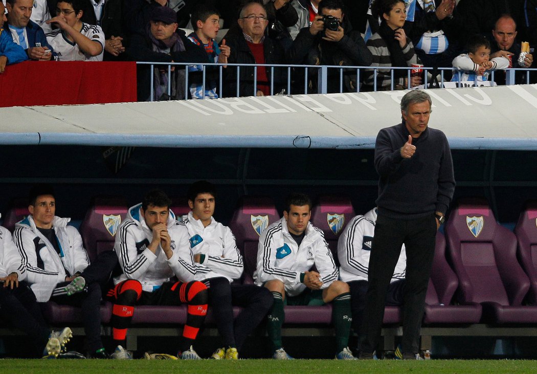 José Mourinho a lavička náhradníků Realu Madrid.