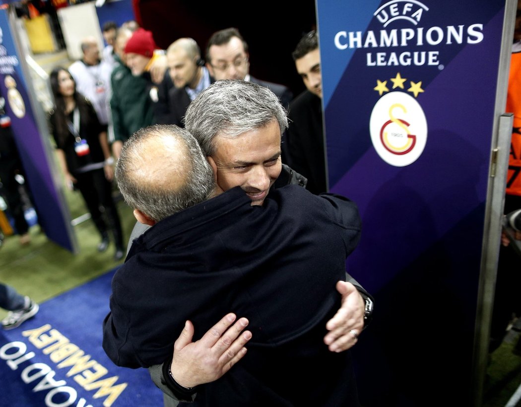 José Mourinho přátelsky objal trenéra Galatasaraye Fatiha Terima.