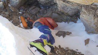 Mount Everest odhaluje stále více ostatků zemřelých horolezců. Na vině jsou klimatické změny, mizí led a sníh