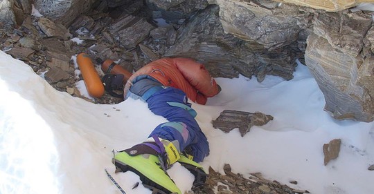 Mount Everest odhaluje stále více ostatků zemřelých horolezců. Na vině jsou klimatické změny, mizí led a sníh