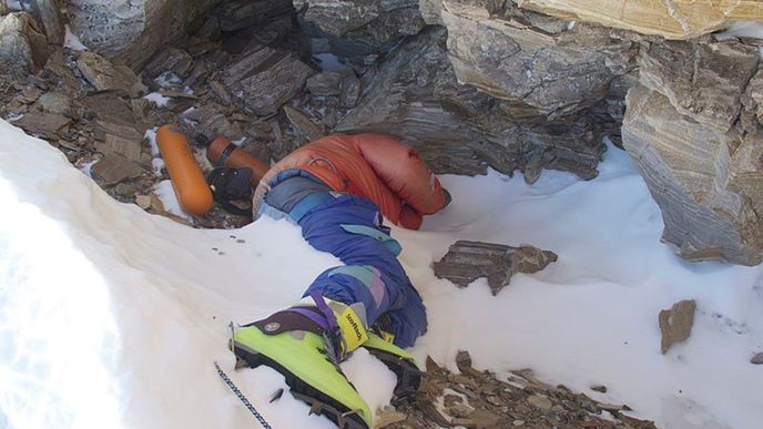 Nejznámější tělo, které odkryl tající led na Everestu. Nálezu se přezdívá "zelená bota".