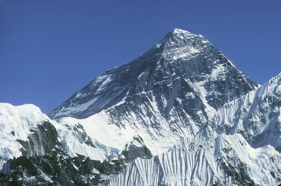 Vlivem globálního oteplování taje led na Mount Everestu a odkrývá těla horolezců.