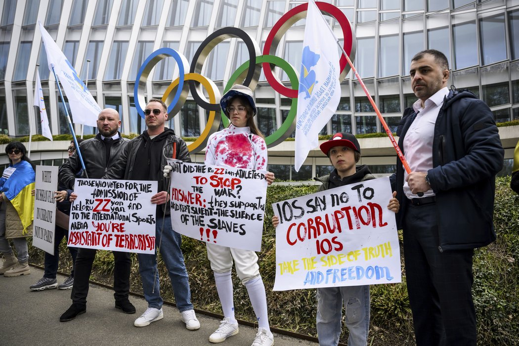 Protesty před sídlem MOV v Lausanne ve Švýcarsku