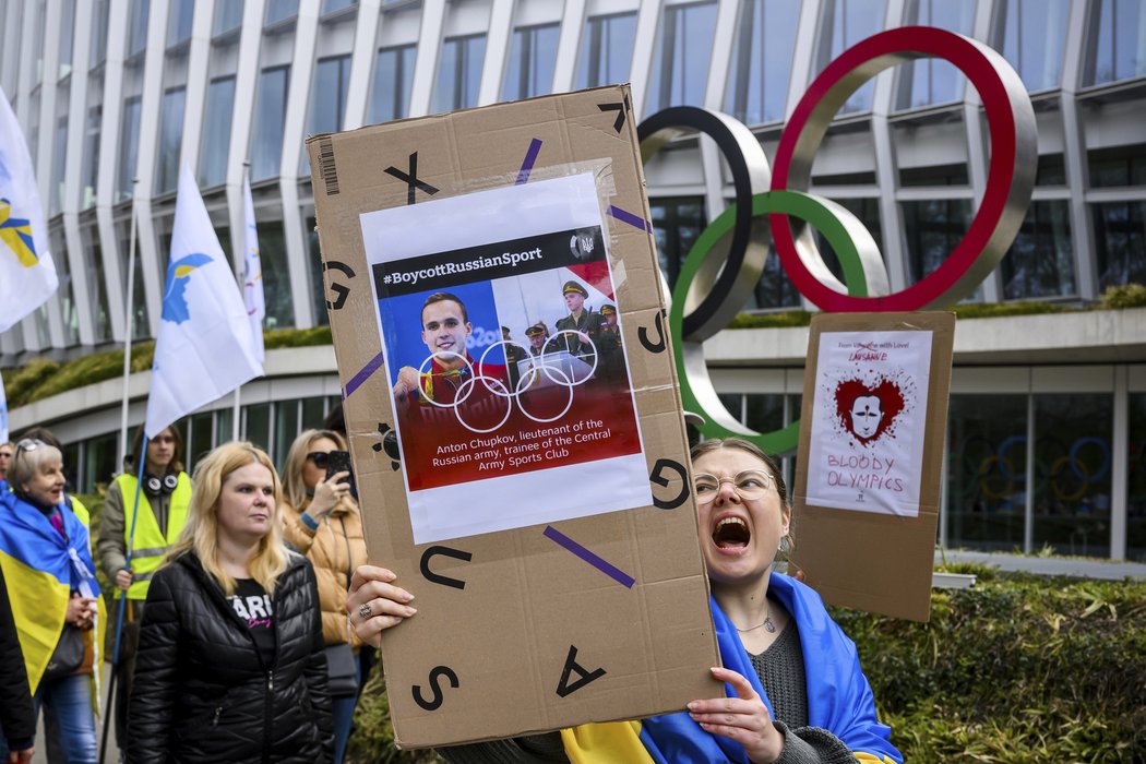 Protesty před sídlem MOV v Lausanne ve Švýcarsku