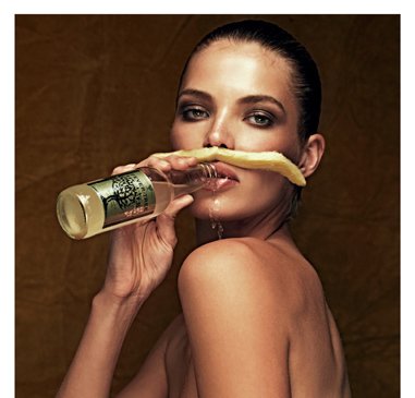 Modelky a modelové se předvedli s kníry v kalendáři Movember.