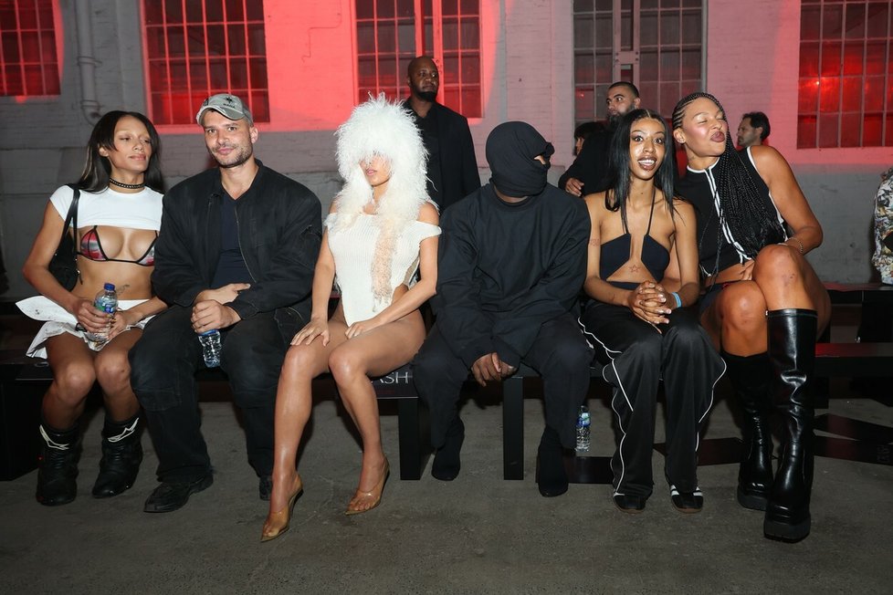 Kanye West a Bianca Censoriová na přehlídce Mowaloly v Londýně