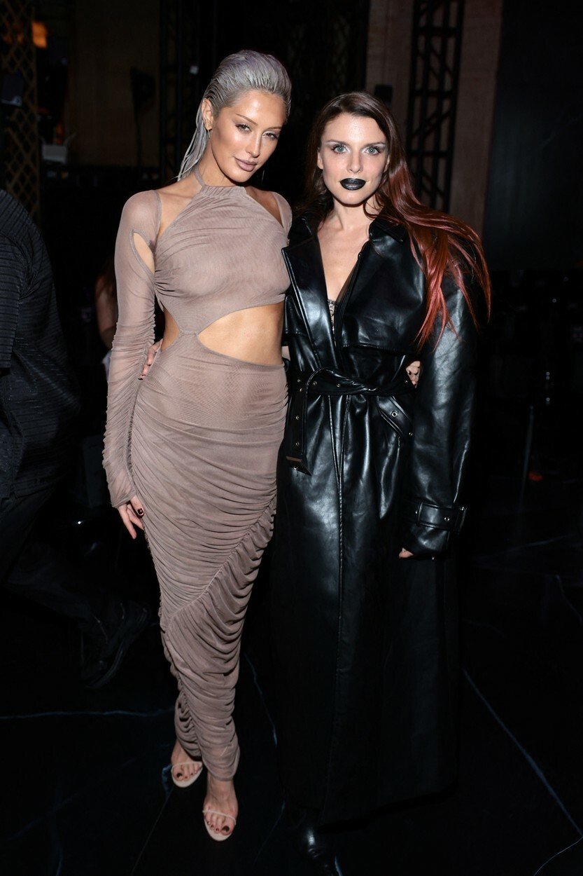 Moxie Raia a Julia Fox na přehlídce PrettyLittleThing X Naomi Campbell v New Yorku