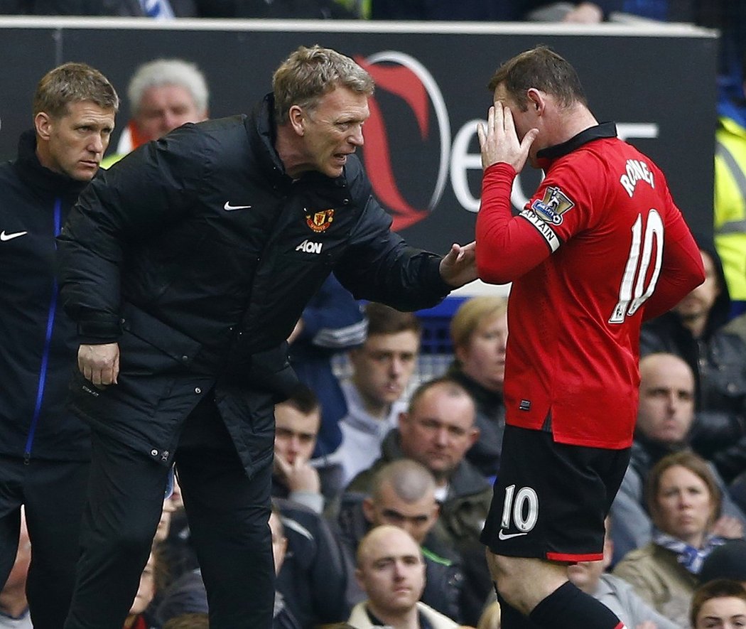 David Moyes udílí pokyny Wayneu Rooneymu.