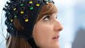 Speciální čepice umožňuje zviditelnit aktivity mozku při komunikaci s jiným člověkem.