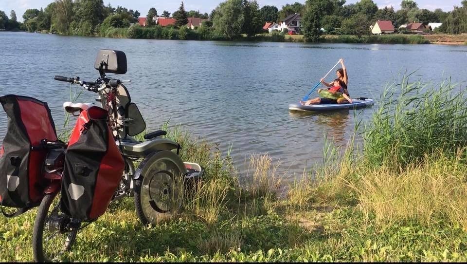 Emma se stará o svého postiženého syna Kubu (22). Společně si chtějí užívat život, jaký je. A moc by jim pomohlo opravdu velké auto.