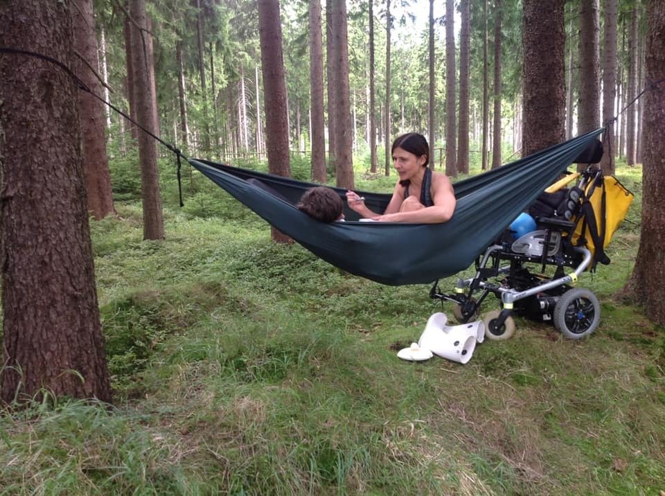 Emma se stará o svého postiženého syna Kubu (22). Společně si chtějí užívat život, jaký je. A moc by jim pomohlo opravdu velké auto.