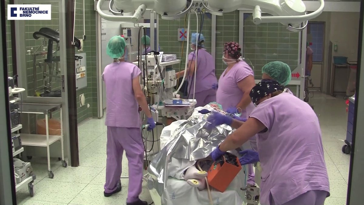 Poslední okamžiky před porodem. Z těla mrtvé matky lékaři z FN Brno císařským řezem vyjmuli zdravou holčičku.