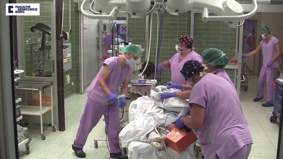 Poslední okamžiky před porodem. Z těla mrtvé matky lékaři z FN Brno císařským řezem vyjmuli zdravou holčičku.