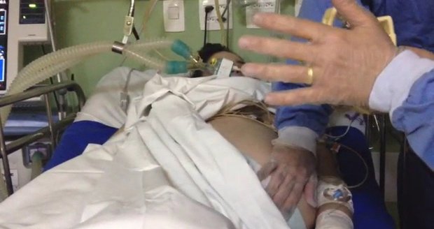 Těhotné Evě (27) odumřel mozek: Pečujeme o ni jako o dárce orgánů s živým dítětem, popsali lékaři