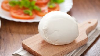 Mozzarella z laboratoře expanduje. Společnost Forno získala přes miliardu na další rozvoj