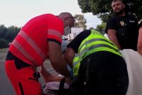 Krveprolití v Plzni: Pobodaného muže vezli do nemocnice, dva rváče do cely
