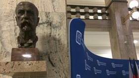 Na plynulý chod ministerstva, kdysi Zemského sněmu, dohlíží v atriu busta Tomáše G. Masaryka.