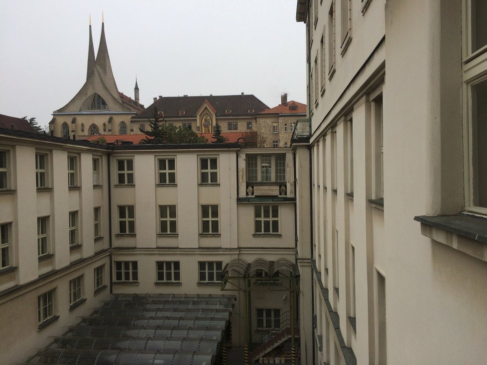 Z balkonku je za letního počasí krásný výhled na Prahu.