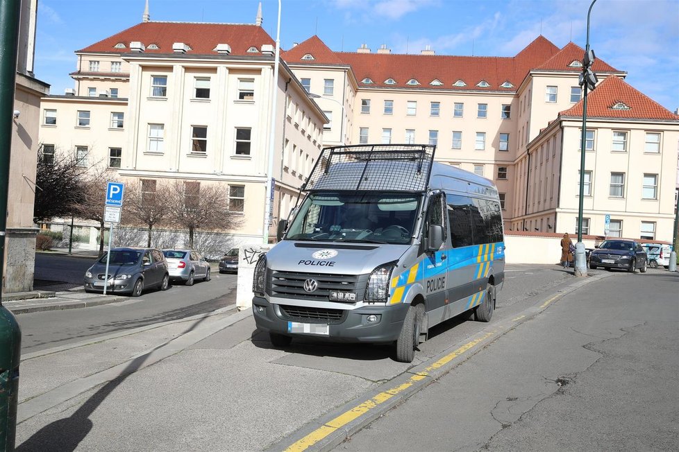 Policie před budovou ministerstva práce a sociálních věcí (24. 2. 2020)