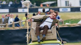 Pozdvižení na závodní dráze: Mr. Bean na svém &amp;#39;alegorickém voze&amp;#39;