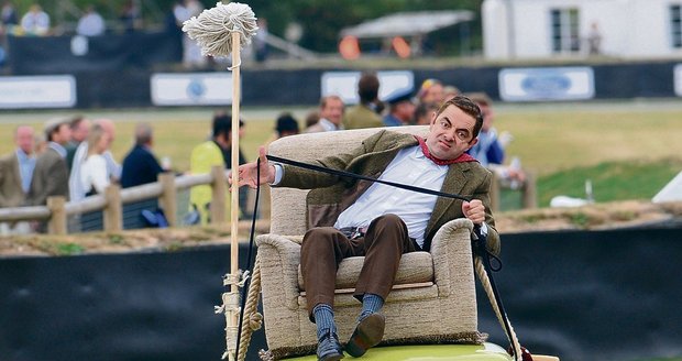 Pozdvižení na závodní dráze: Mr. Bean na svém &amp;#39;alegorickém voze&amp;#39;