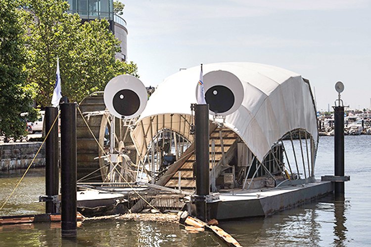 Mr. Trash Wheel v americkém přístavu Baltimore. Je to průkopník technologie sběru říčních odpadků